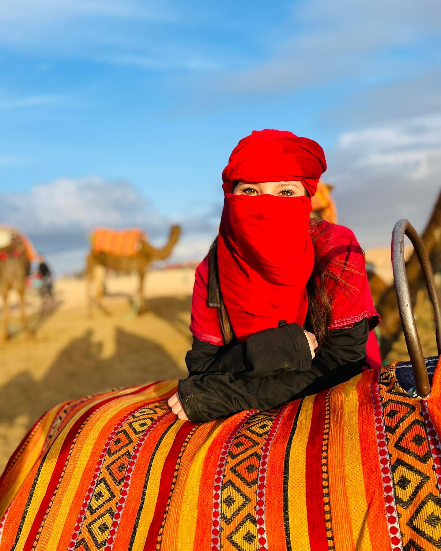 Mijn knappe kind ❤️ in de kerstvakantie gingen we naar Marokko 🐫🌴🕌🇲🇦 door de bergen en de woestijn, langs slangenbezweerders en nomaden trokken we langs Casablanca, Marrakesh, Aït Ben Haddou en Ouarzazate. Mijn tweede bezoek aan dit mooie land liep helaas iets minder goed af voor mij maar dat mocht de pret niet drukken. ……………………………………………………………………………………………………………………………………………………………………#travelphotography #maroc #marocco #morocco #marokko #camel #desert #desertsafari #desertvibes #nomad #nomadgirls #marrakech #marrakech🇲🇦 #portrait